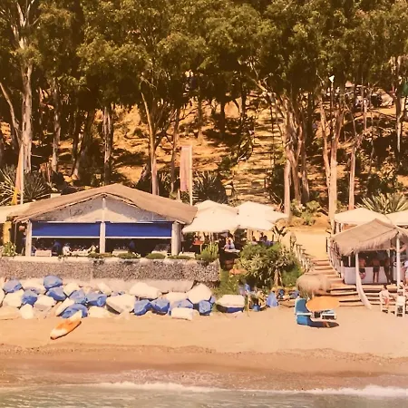 Beachfront , Central, Quiet, Parking, Pool *